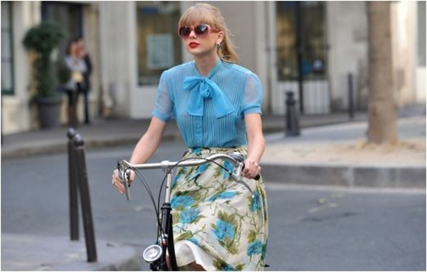 Taylor Swift: romantic style, skirt